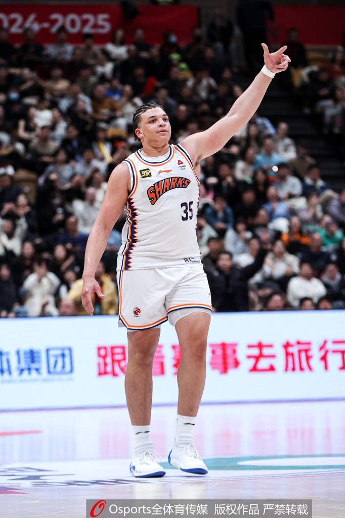 媒体人:上海已与洛夫顿完成续约 后者下赛季年薪达百万美元级别